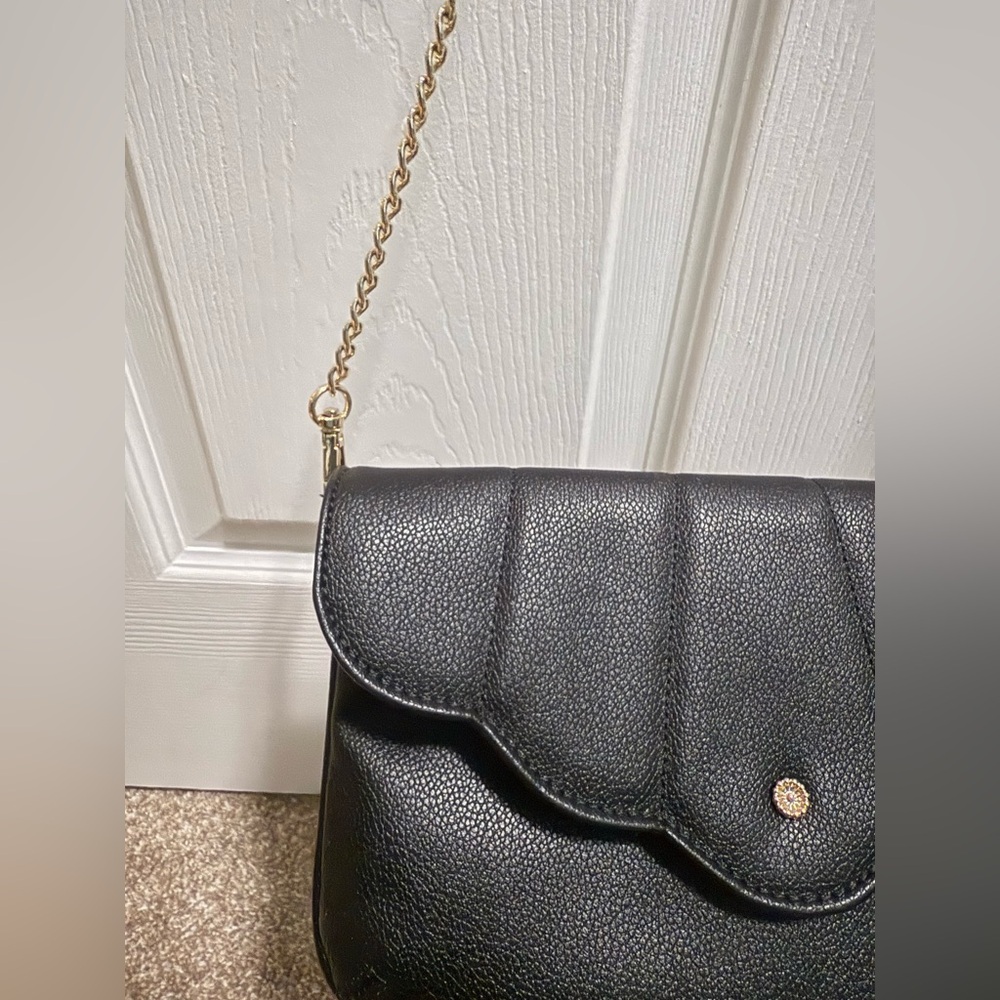 LC Lauren Conrad Black Quilted Scallop Crossbody Bag - Picture 3 of 3